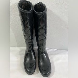 Hunter boots with flaw